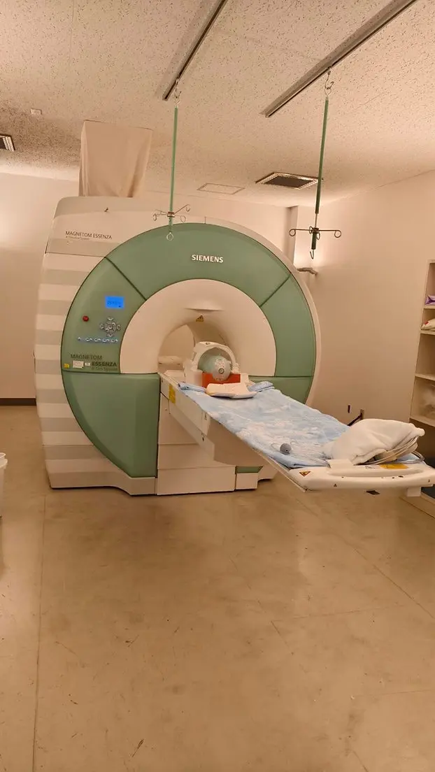 2009 Siemens MAGNETOM Essenza 1.5T MRI, photo 1